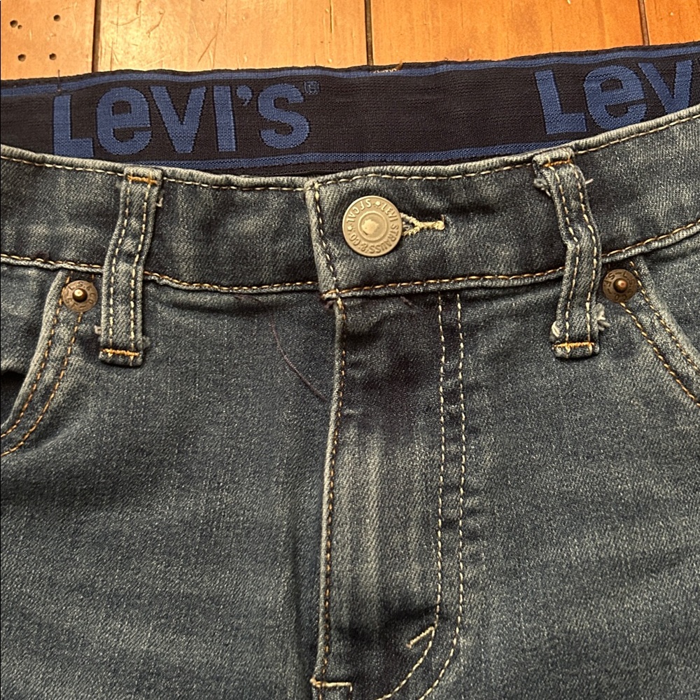 Classic Levi’s Blue Denim Jeans - Picture 2 of 4